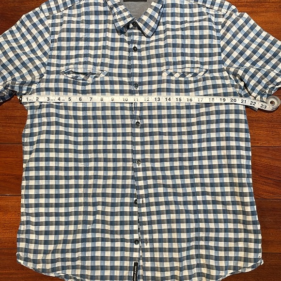 💥DKNY Jeans Buttoned down short sleeve. Checkered blue and white. Two pockets. - Picture 8 of 8
